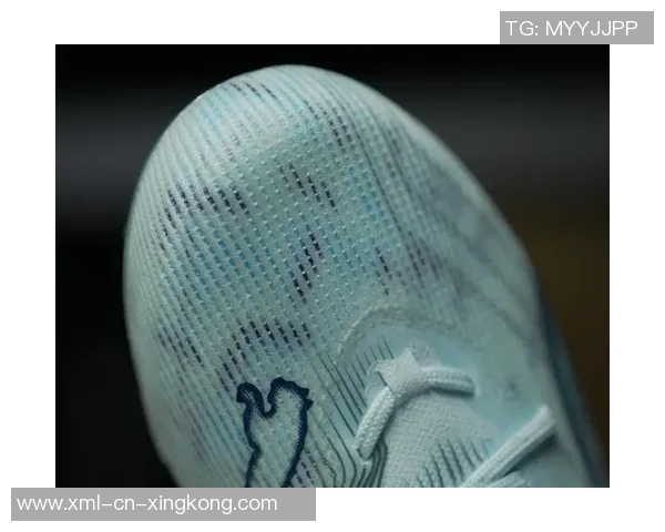 选择足球鞋时如何判断鞋面软硬对踢球表现的影响与建议